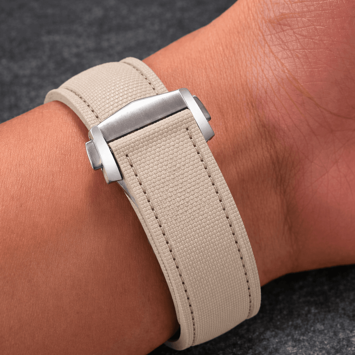 Monaco Beige – Faltschließen Apple Watch aus FKM Kautschuk, stilvolles Armband in Beige mit hochwertiger Faltschließe.
