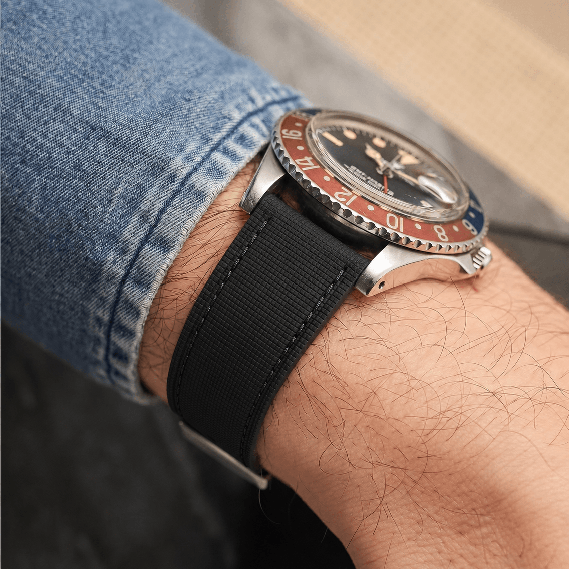 Monaco – Faltschließen Uhrenarmband aus FKM Kautschuk an einer Armbanduhr mit Rolex Pepsi Design.