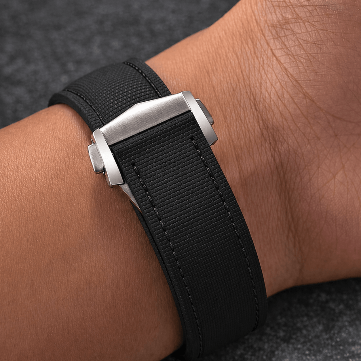 Monaco – Faltschließen Uhrenarmband aus FKM Kautschuk am Handgelenk mit modernem Design und Faltschließe.