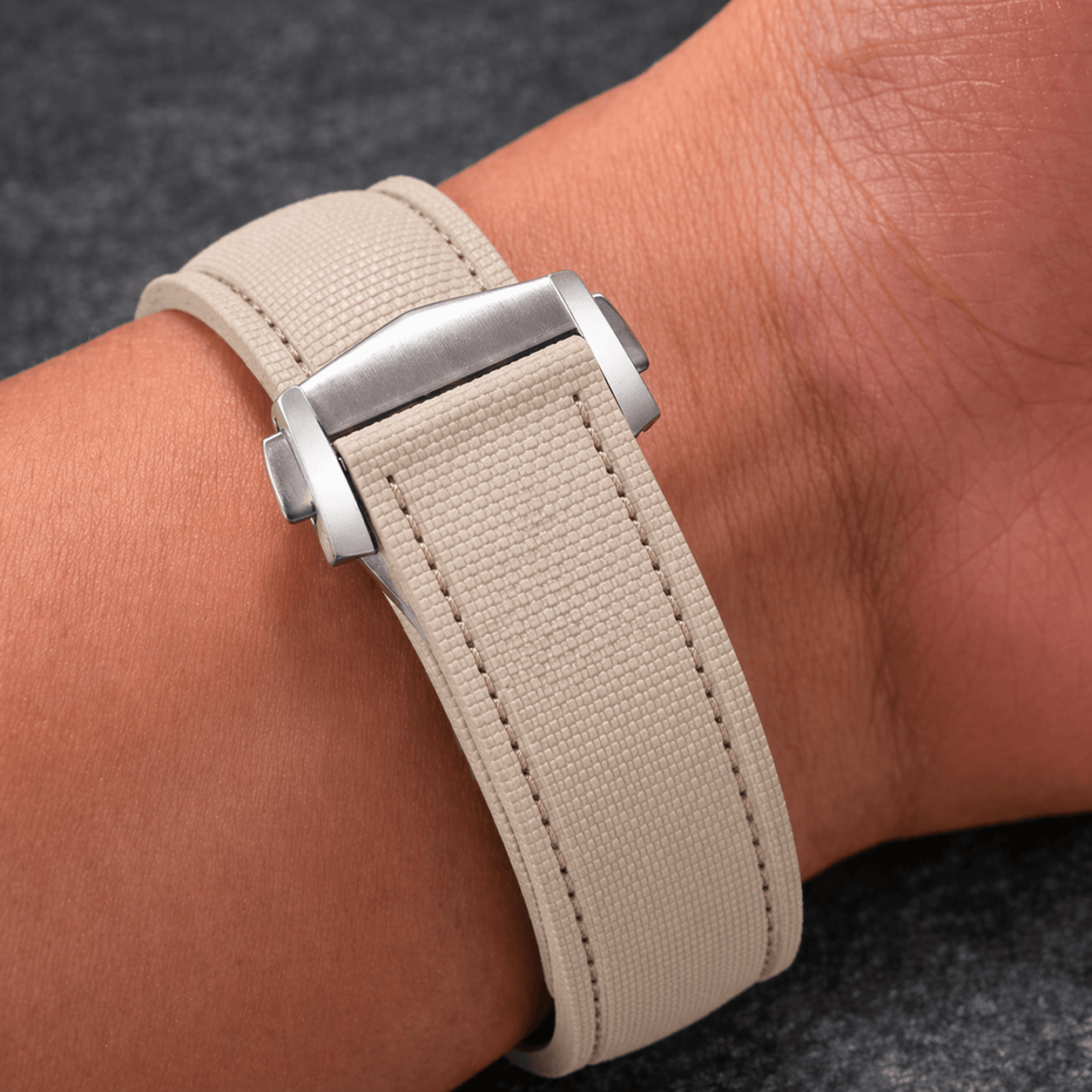 Monaco – Faltschließen Uhrenarmband aus FKM Kautschuk am Handgelenk mit modernem, minimalistischem Design.