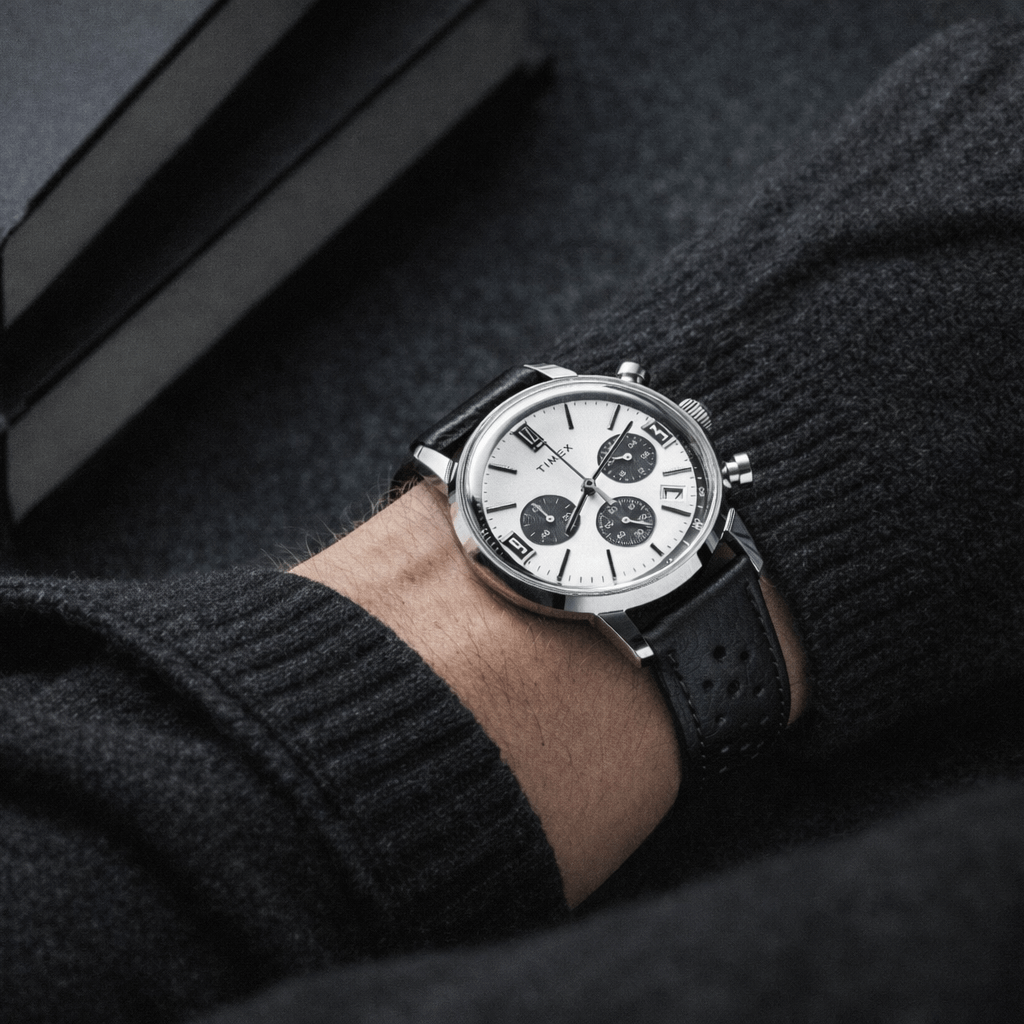 Monza – Uhrenarmband aus Leder im Racing-Stil mit Lochung, das sportlich-elegant an einem Handgelenk präsentiert wird.