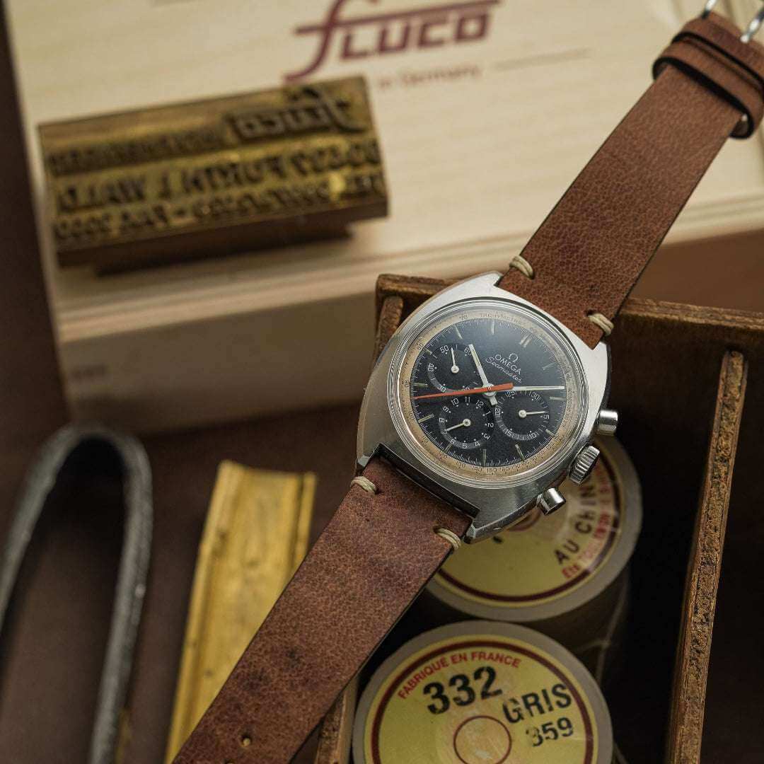 Olivenblatt gegerbtes Leder Uhrenarmband an Omega Seamaster – Seitenansicht der Uhr mit hochwertigem, strapazierfähigem Olivenblatt gegerbtem Lederarmband, handgefertigt in Deutschland, für sportliche und luxuriöse Uhren