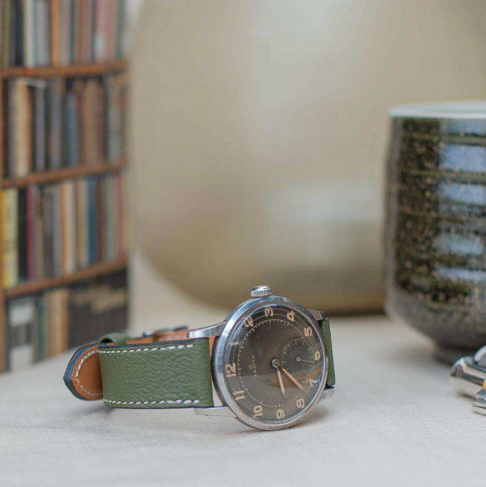 Olivfarbenes Ziegenlederarmband an einer Vintage Zenith Uhr, das klassischen Charme und hohen Tragekomfort vereint.