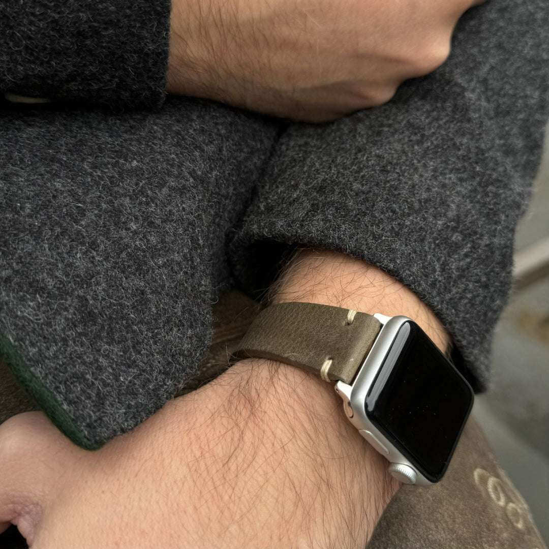 Bild des grauen Apple Watch Armband Leder Herren, zeitlos und elegant für den Herrn.