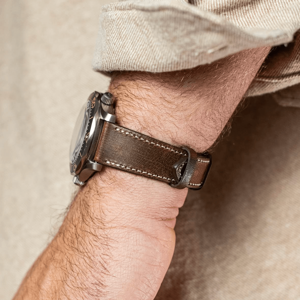 Uhrenarmband Leder Vintage Horween Dublin aus pflanzlich gegerbtem Rindleder, getragen am Handgelenk, klassische Eleganz.