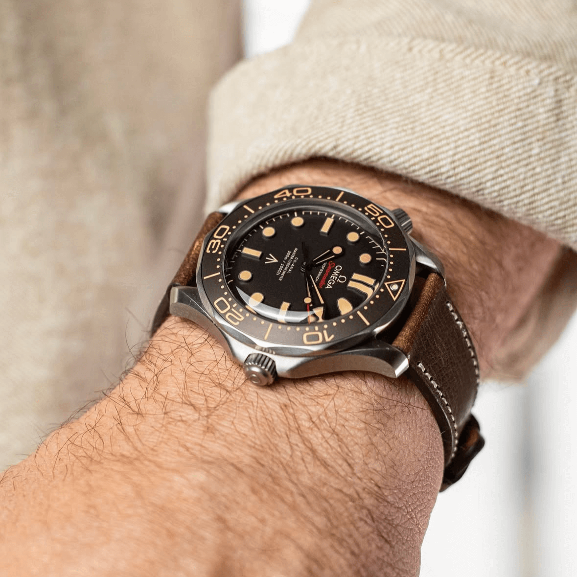 Stilvolles Uhrenarmband Leder Vintage Horween Dublin mit Uhr getragen am Handgelenk
