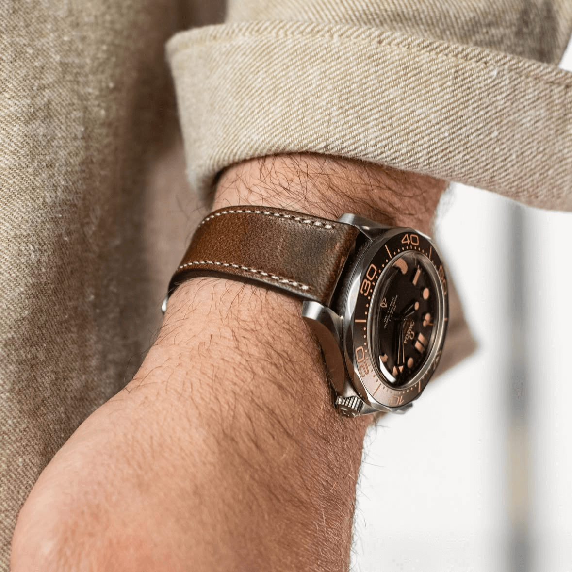 Uhrenarmband Leder Vintage Horween Dublin am Handgelenk, aus hochwertigem Horween Dublin Rindleder, luxuriös und elegant gestaltet.