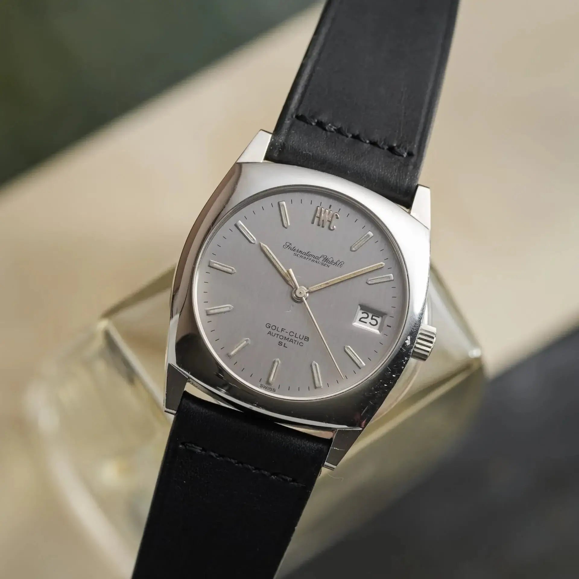 Paris – Uhrenarmband aus Barenia-Leder von Haas an einer Uhr mit silbernem Ziffernblatt und schwarzem Lederarmband.