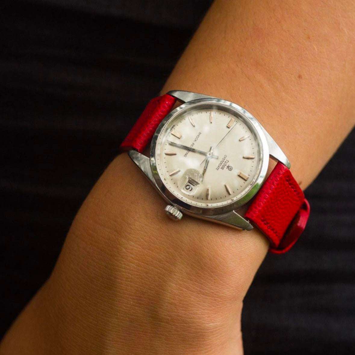 Rotes 17mm Kaviar Uhrenarmband an Tudor Vintage Uhr – Detailaufnahme der Tudor Vintage Uhr mit hochwertigem, rotem Kaviarlederarmband, das sportliche Eleganz mit luxuriösem Design vereint