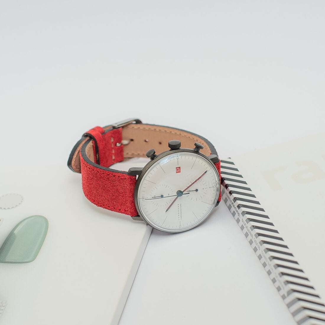 Rotes Nizza Velourslederarmband an einer Junghans Uhr, das die lebendige Farbnuance und die hochwertige Verarbeitung des Armbands hervorhebt und einen stilvollen Look vermittelt.