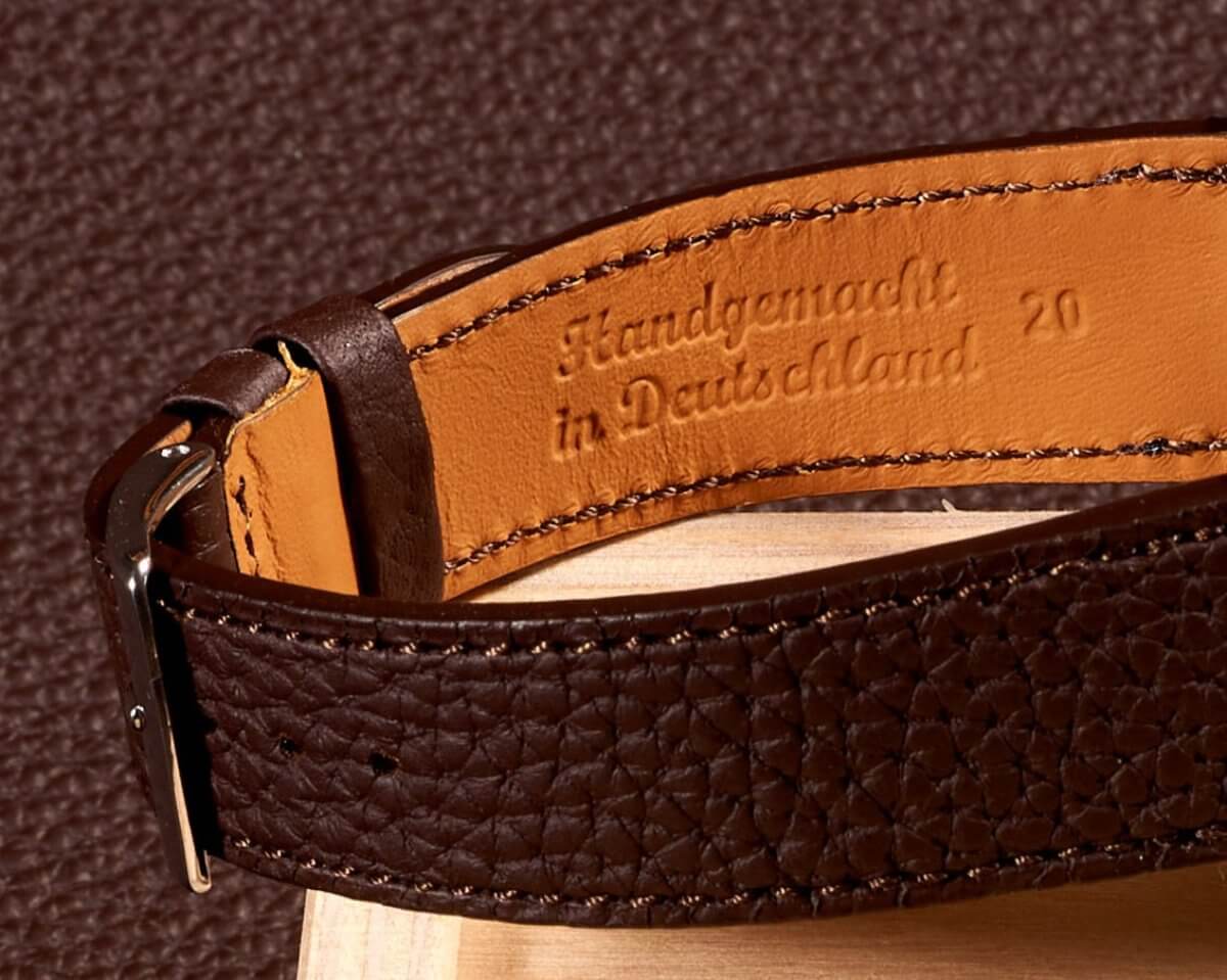 Rückseite eines Uhrenarmbands aus Zermatt Leder mit Stempel 'Handgemacht in Deutschland' – hochwertige Verarbeitung und langlebiges Futterleder.