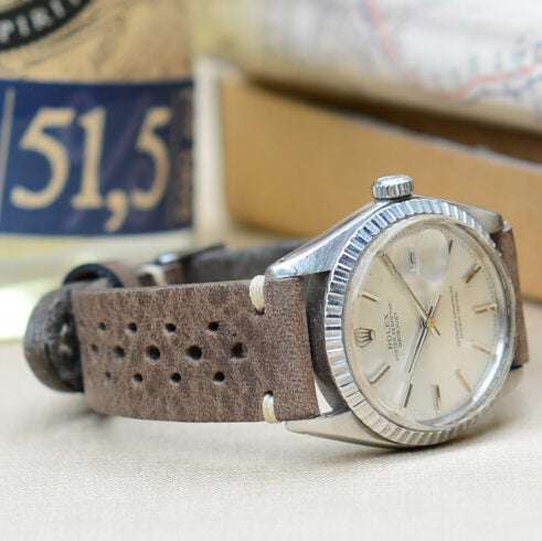 Rustikales Racing Uhrenarmband aus hochwertigem vegetabil gegerbtem Rindleder an Rolex Uhr – Seitenansicht der Rolex Uhr mit robustem, rustikalem Lederarmband, das durch mehrfaches Schleifen und Polieren der Kanten eine edle Oberfläche erhält