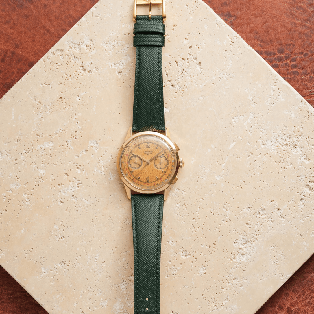 Saffiano – Uhrenarmband mit charakteristischer Saffiano Kreuzprägung an einer Longines Vintage Gold Chronograph Uhr.