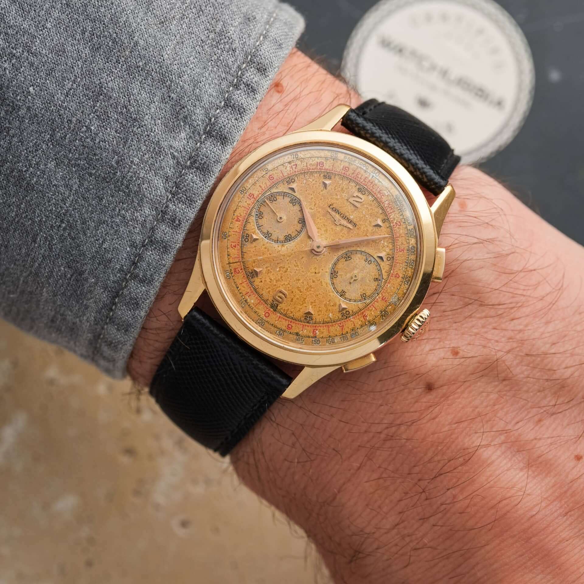 Saffiano – Uhrenarmband mit charakteristischer Saffiano Kreuzprägung am Longines-Vintage-Gold-Chronograph.