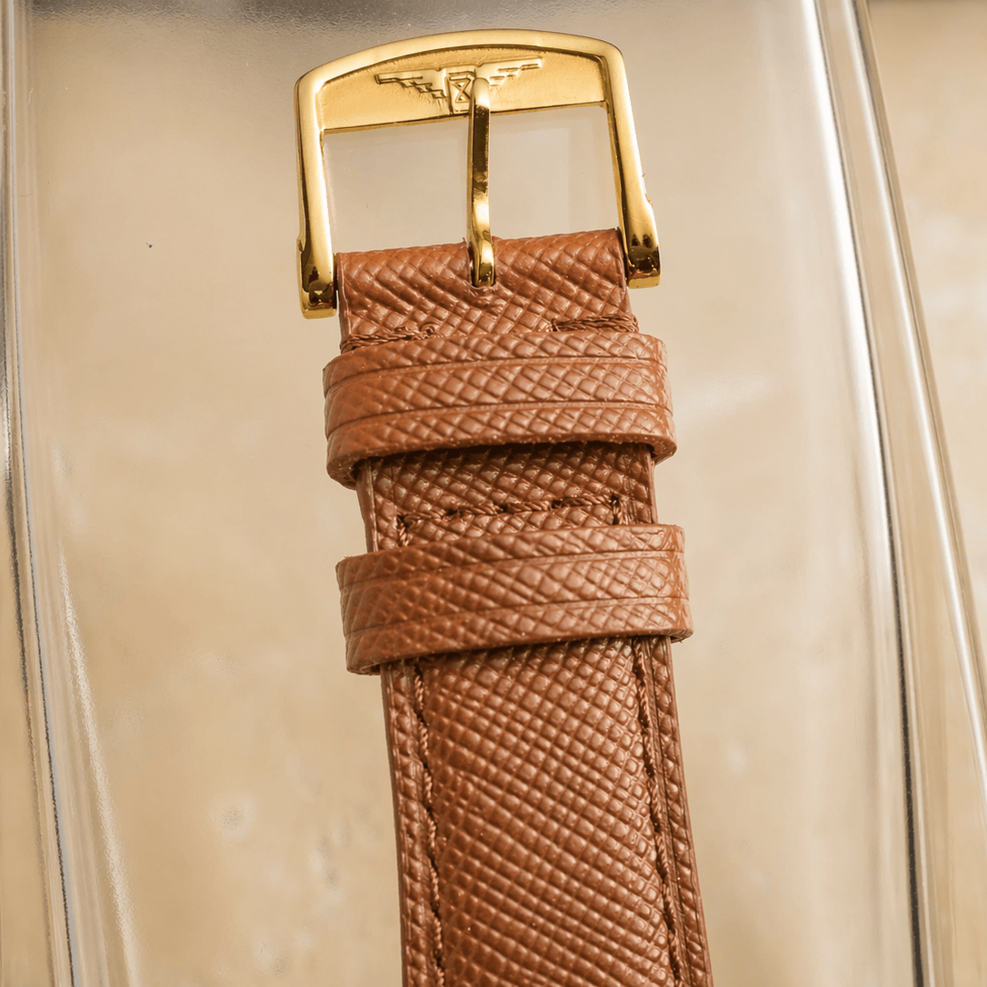 Saffiano – Uhrenarmband mit charakteristischer Saffiano Kreuzprägung, eleganter Kalbleder-Gürtel in Braun.