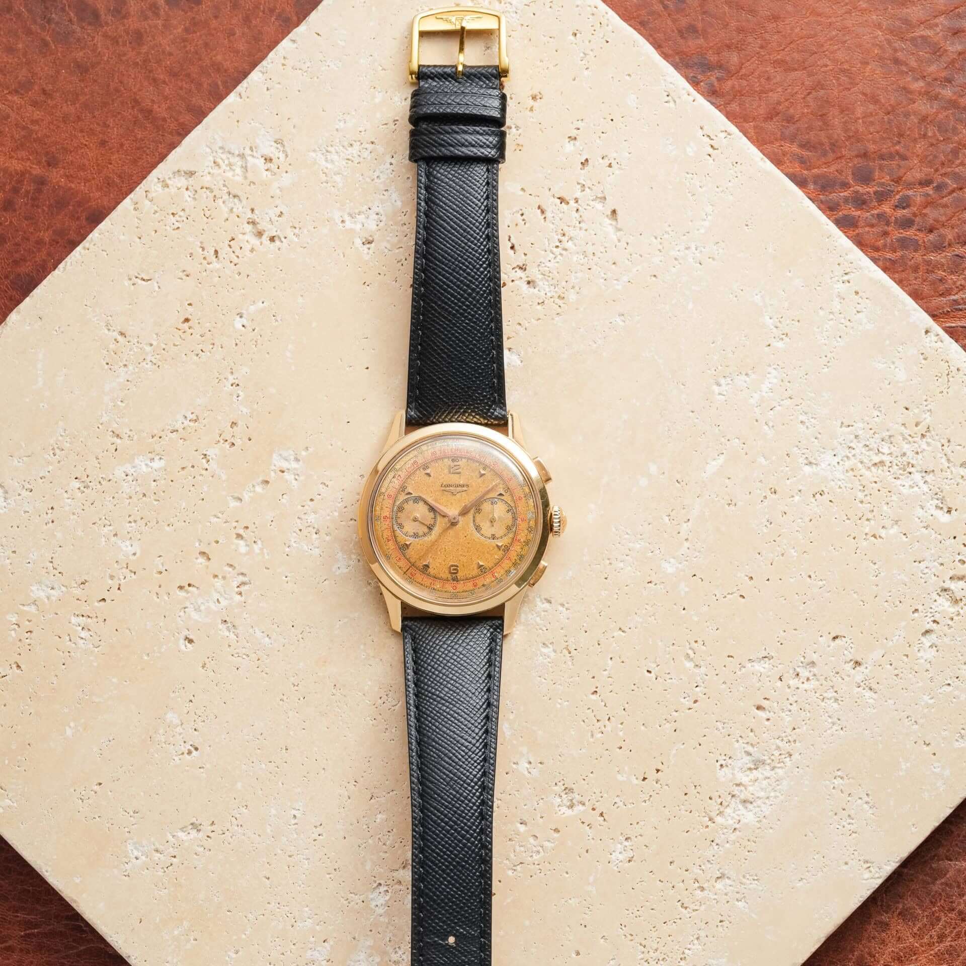 Saffiano – Uhrenarmband mit charakteristischer Saffiano Kreuzprägung an einer Longines Vintage Gold Chronograph Uhr.