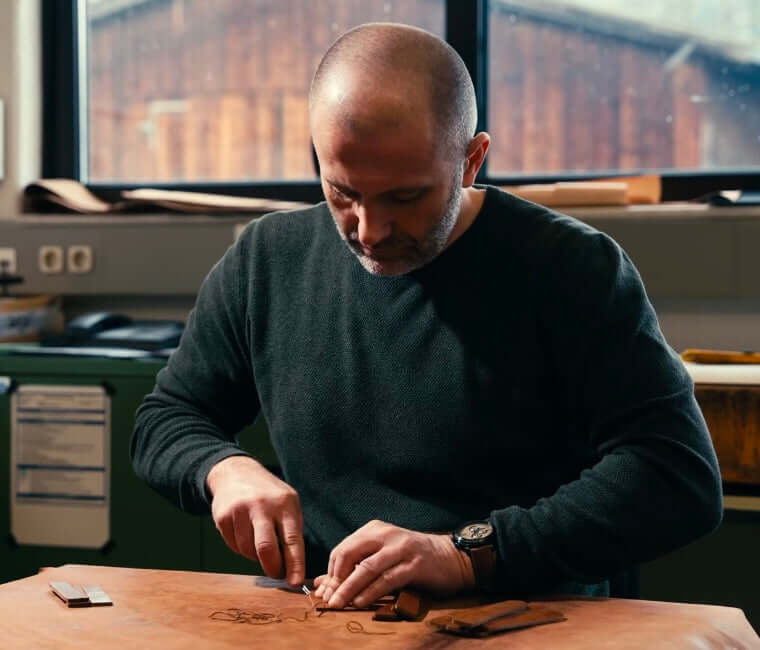 Schleifen und Polieren des Uhrenarmbands in einer deutschen Manufaktur – Der Arbeitsschritt des Schleifens und Polierens sorgt für eine glatte, hochwertige Oberfläche des Uhrenarmbands, die dem Endprodukt einen luxuriösen Look verleiht.