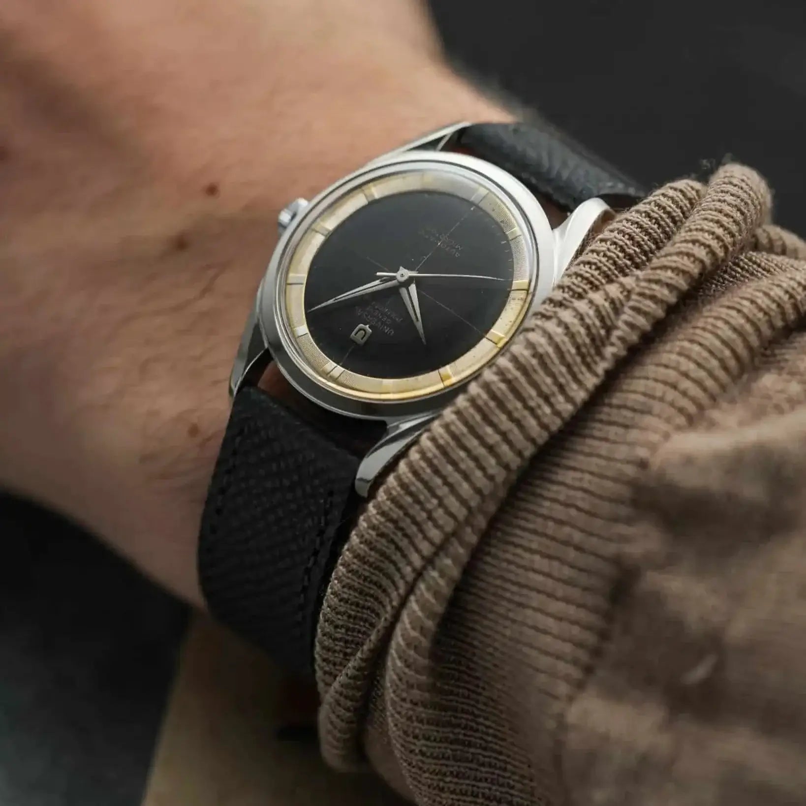 Schwarzes Kaviar Uhrenarmband an Universal Genève Polerouter – Seitenansicht der Universal Genève Polerouter Uhr mit strapazierfähigem, schwarzem Kaviarlederarmband