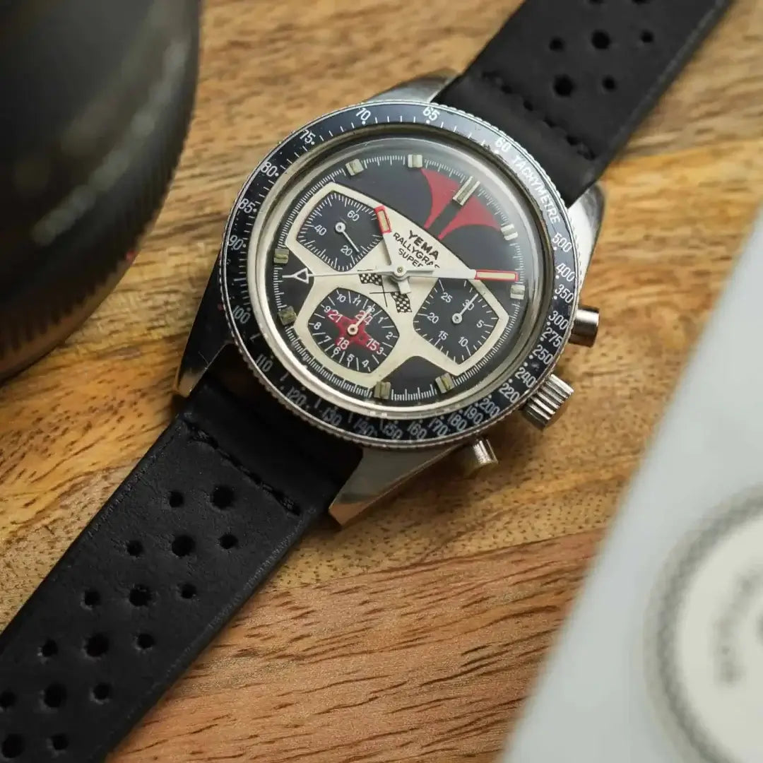 Schwarzes Barenia Racing Uhrenarmband an Yema Rallygraf Uhr – Seitenansicht der Yema Rallygraf Uhr mit robustem schwarzen Barenia Racing Uhrenarmband, das perfekt für sportliche und elegante Zeitmesser geeignet ist