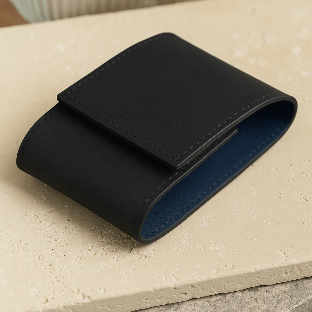 Moodbild eines schwarzen Uhrenetuis mit blauem Alcantara-Innenfutter, stilvoll platziert auf einer Marmorplatte. Luxuriöses Design und hochwertige Materialien für die elegante Präsentation und Aufbewahrung von Armbanduhren.