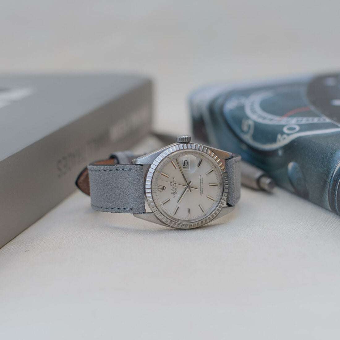 Silbernes Nizza Velourslederarmband an einer Rolex Datejust, das die elegante Farbkombination und die hochwertige Lederqualität in Verbindung mit der ikonischen Uhr zeigt.