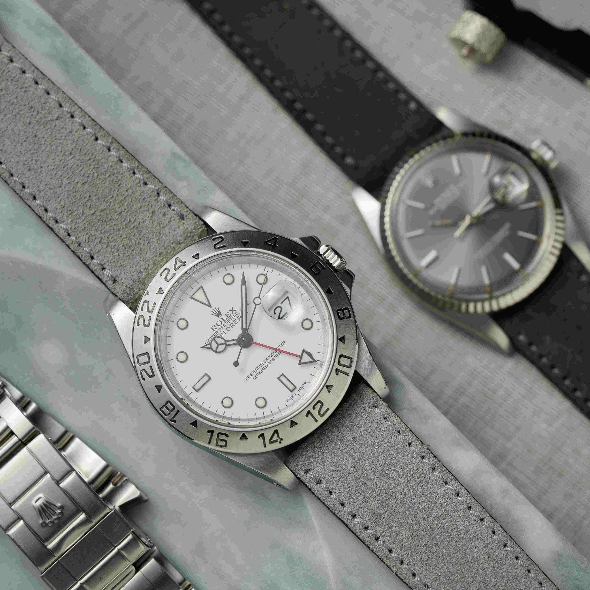 Silbernes Nizza Velourslederarmband an einer Rolex Oyster Perpetual Explorer II, das die hochwertige Verarbeitung des Armbands und die markante Optik der Uhr unterstreicht.