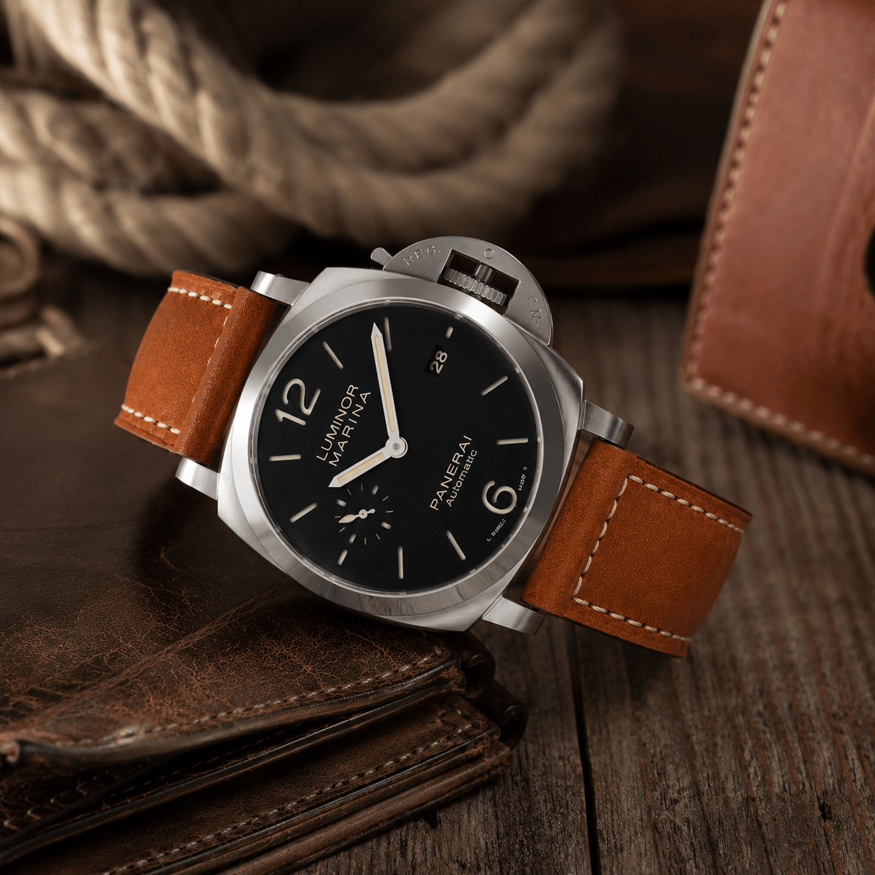 Snow Calf – Vintage Lederarmband passend für Panerai mit Panerai Uhr auf Holzuntergrund.