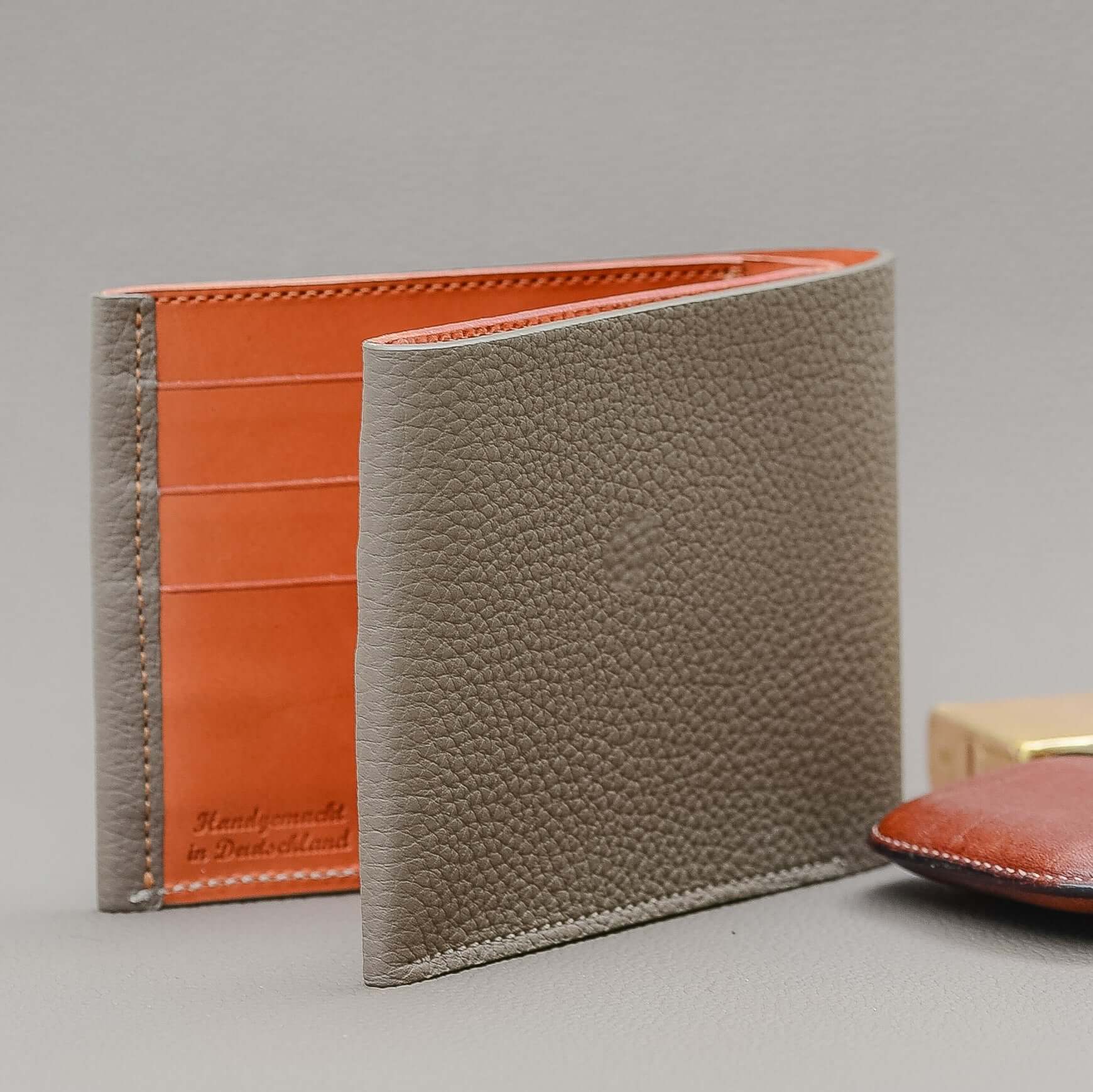 Seitenansicht des geldbeutel herren leder in Braun, der elegant aus hochwertigem echtem Togo Leder gestaltet ist.