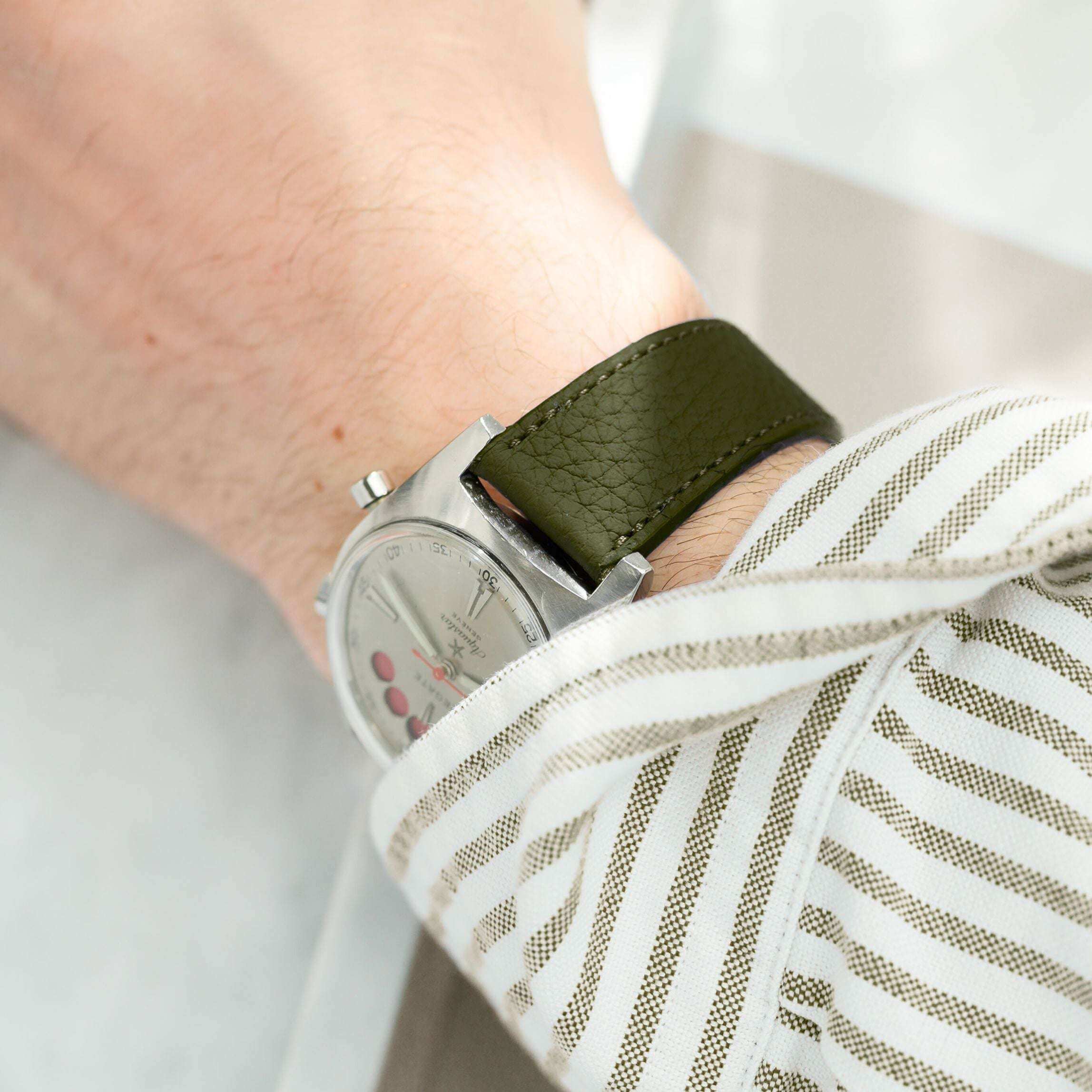 Elegantes Togo Uhrenarmband 20mm in Olive getragen mit einer klassischen Regatta-Uhr. Die natürliche Narbung des Kalbleders und die hochwertige Verarbeitung sorgen für einen stilvollen Look und maximalen Komfort.