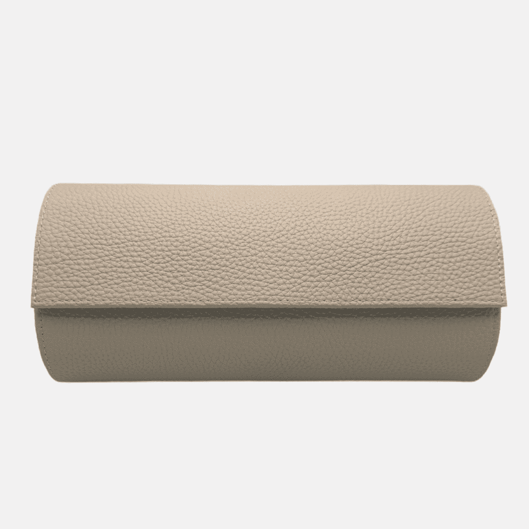Beige Uhrenrolle für drei Uhren aus hochwertigem beigem Togoleder. Elegantes Design zur sicheren Aufbewahrung und stilvollen Präsentation von Luxusuhren