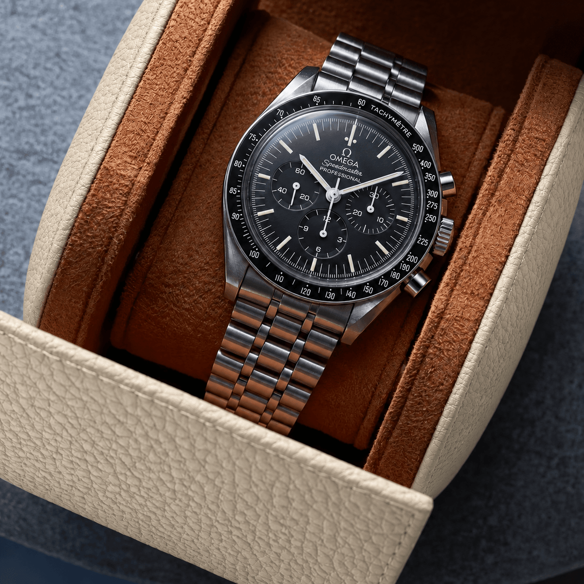 Uhrenrolle für eine Uhr Signature – Hochwertiges deutsches Togoleder mit Omega Uhr im Inneren.