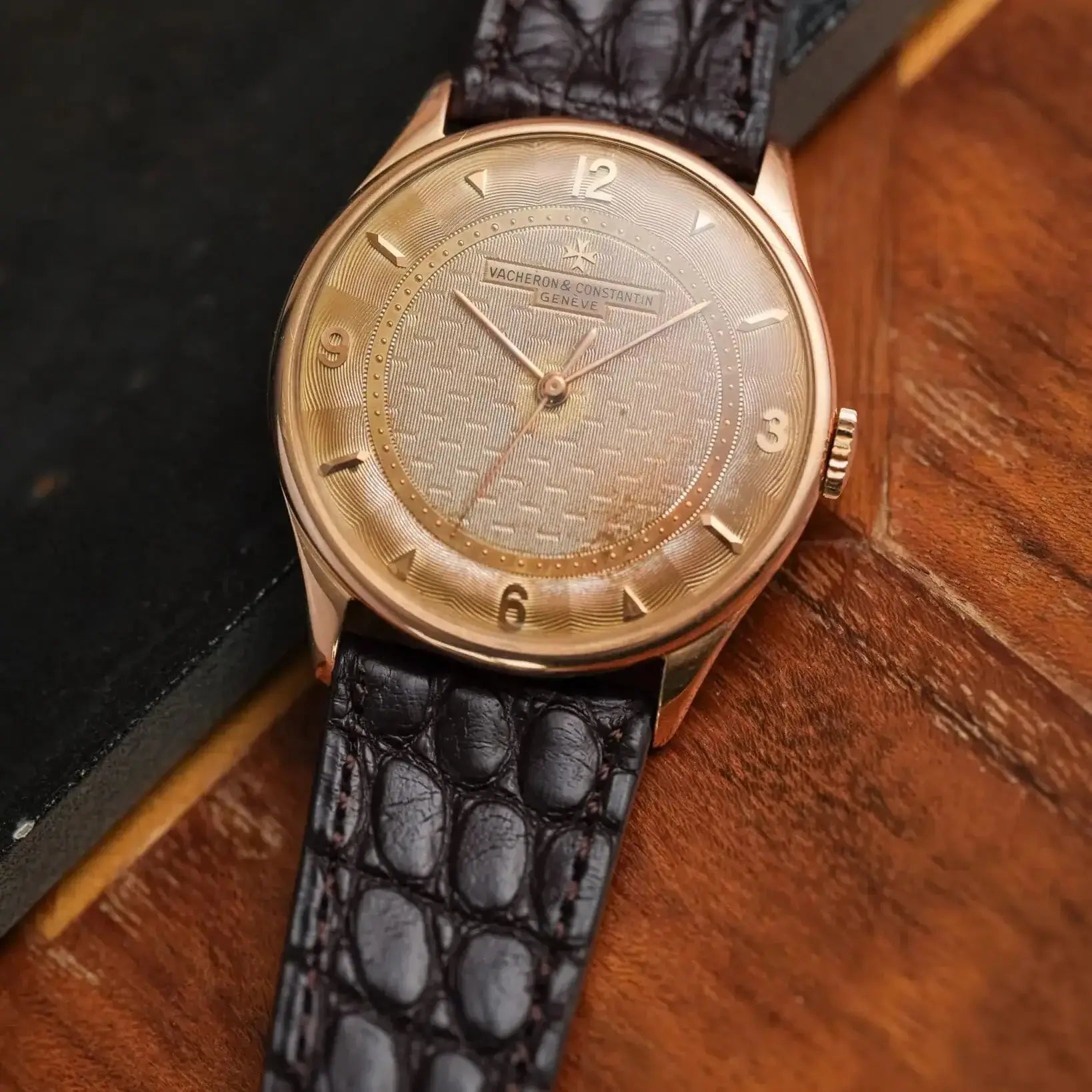 Vacheron Golduhr mit New Orleans – Flaches Uhrenarmband aus Louisiana-Alligatorleder, luxuriös, nachhaltig und handgefertigt.