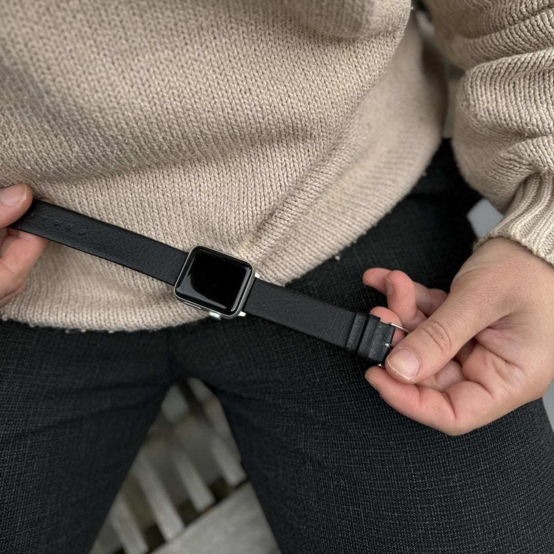 Veganes Weinleder-Armband für Apple Watch – Nachhaltiges Apple Watch Armband aus Weinleder, Frontansicht mit Stoffhose im Hintergrund