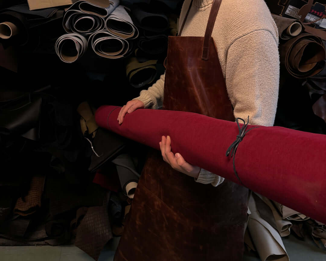 Verarbeitung von echtem Alcantara in unserer Manufaktur – Detailaufnahme des Fertigungsprozesses in unserer Manufaktur, bei dem das hochwertige Alcantara Material mit höchster Präzision und Handwerkskunst verarbeitet wird, um luxuriöse Uhrenarmbänder zu schaffen.