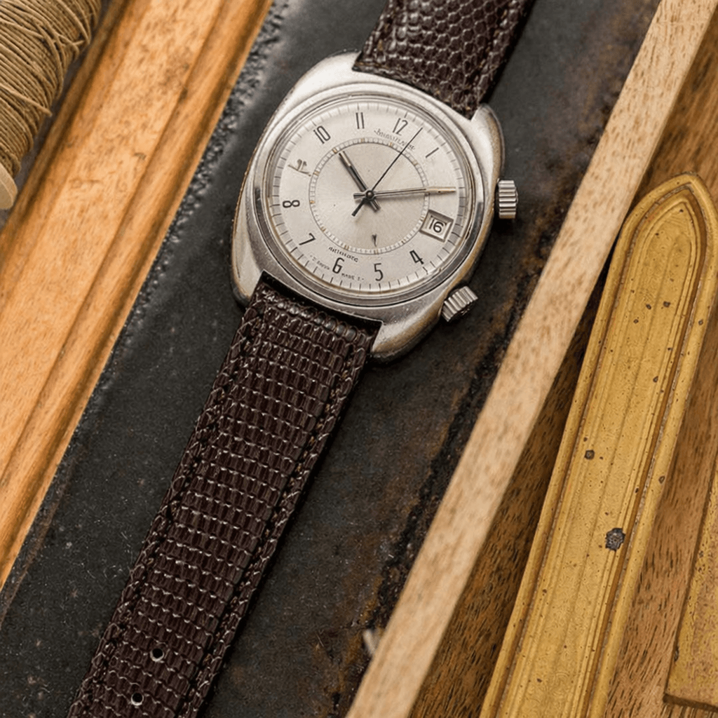Cayenne – Uhrenarmband aus Eidechsenleder mit einem eleganten Uhrengehäuse in einer Holzbox.