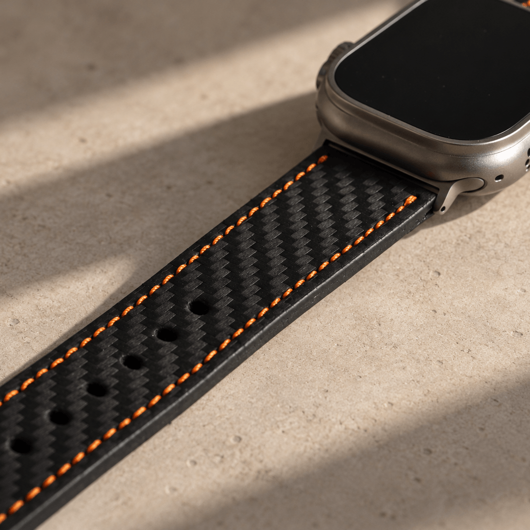 Bergwerk Carbon Orange – Apple Watch Band mit hochwertiger LederCarbon-Struktur in Schwarz und Orange.