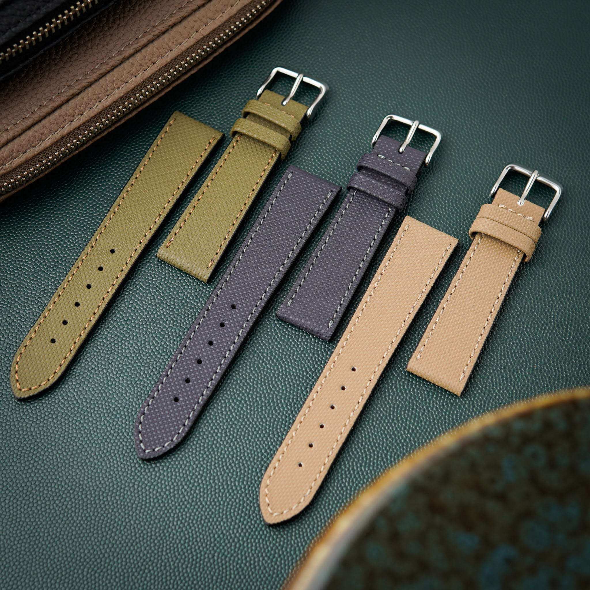 Wasserfestes Leder Uhrenarmband in Beige, Olive und Grau nebeneinander – Detailaufnahme von drei wasserfesten, strapazierfähigen Lederarmbändern, ideal für sportliche und elegante Zeitmesser