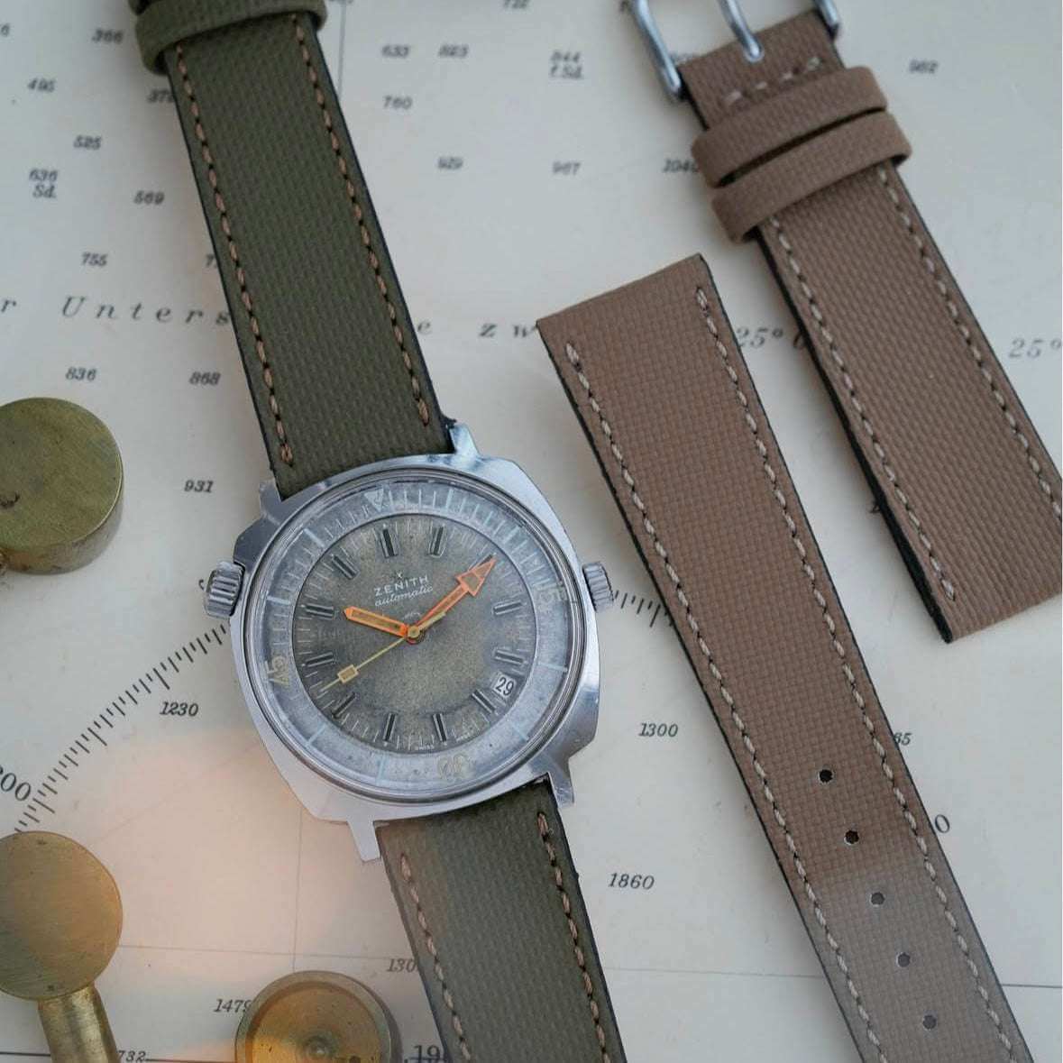 Wasserfestes, olivegrünes Leder Uhrenarmband an Zenith Uhr mit orangefarbenen Zeigern – Seitenansicht der Zenith Uhr mit hochwertigem, wasserfestem Lederarmband, das für seine Widerstandsfähigkeit bekannt ist