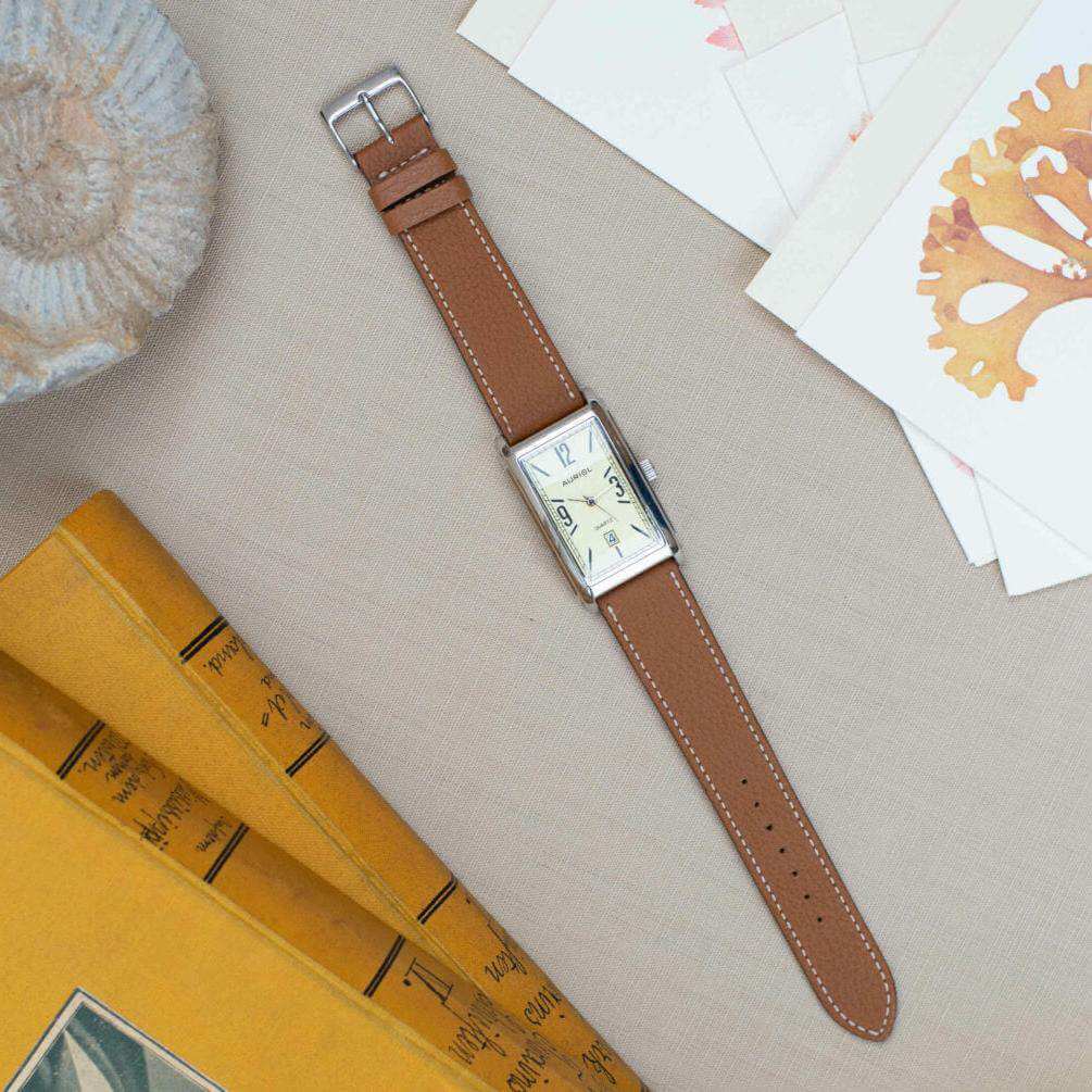 Whiskyfarbenes Ziegenlederarmband an einer Aurel-Uhr, das hochwertigen Tragekomfort und klassischen Stil vereint – perfekt für einen eleganten Look.