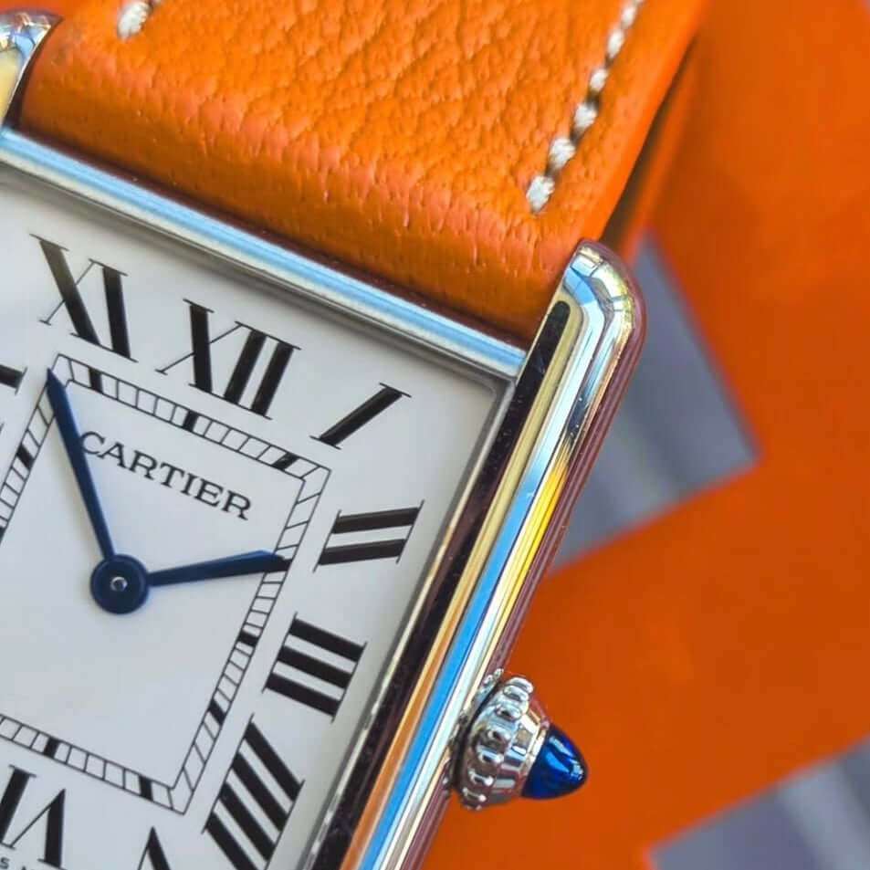 Feines Ziegenleder Uhrenarmband – Detailansicht von der Naht an Cartier Tank.