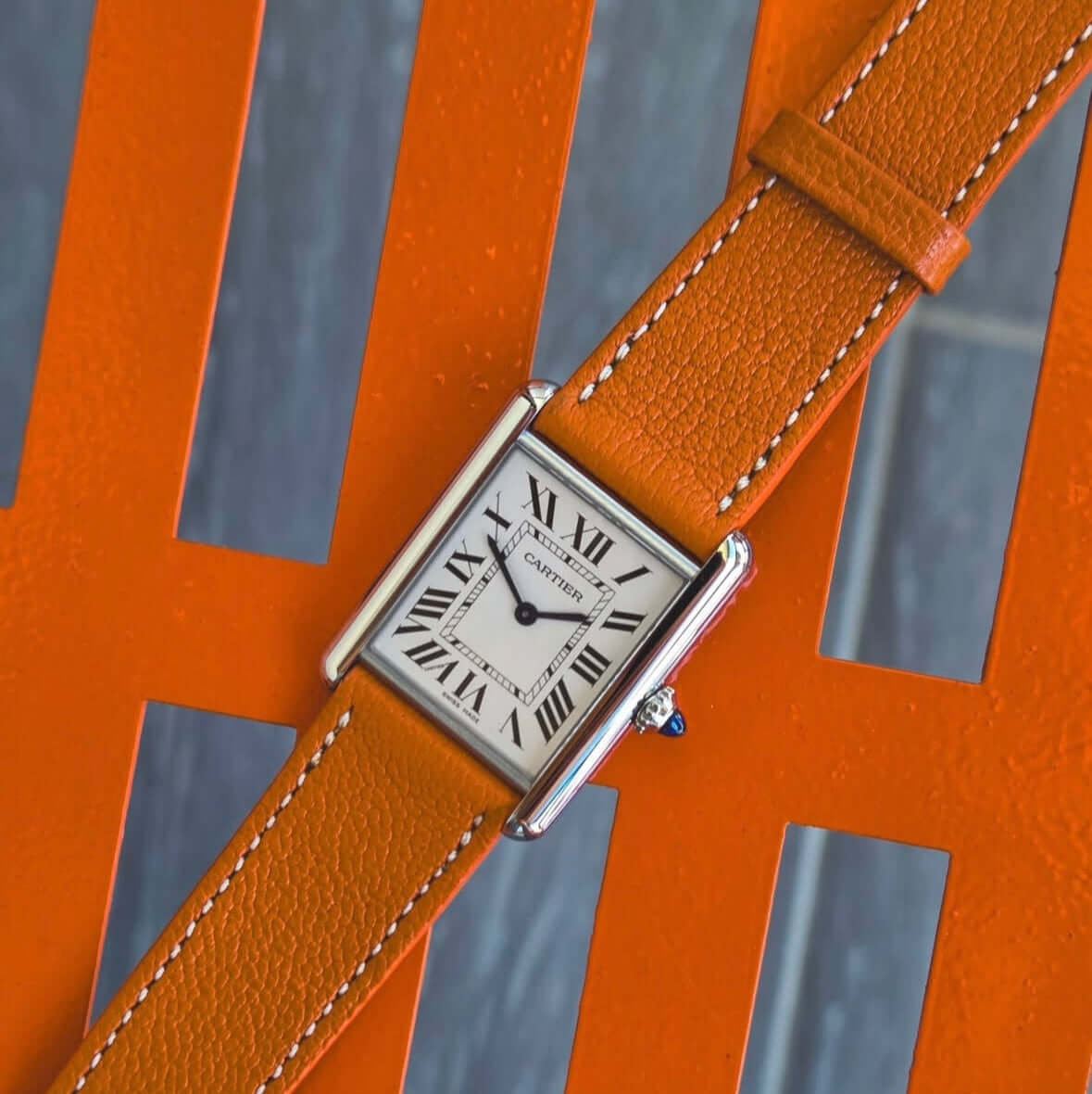 Edles Ziegenleder Uhrenarmband an Cartier Tank – getragen am Handgelenk – Seitenansicht