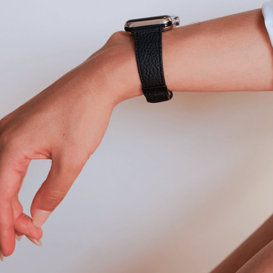 Schwarzes Lederarmband für Apple Watch aus Togoleder, luxuriös und handgefertigt aus europäischem Leder, am Handgelenk getragen