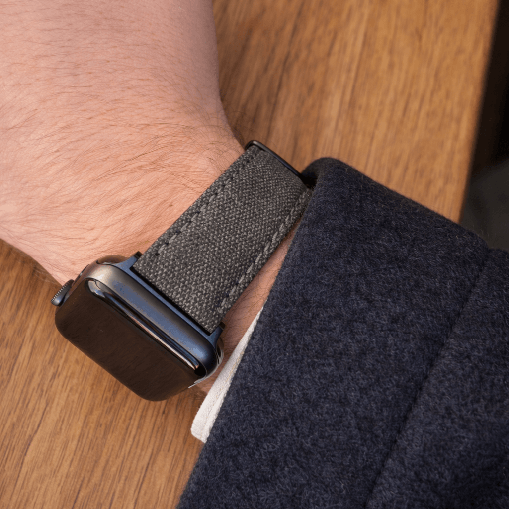 Graues Canvas Apple Watch Band Baumwolle am Handgelenk, stilvoll und robust für Alltag und Business, wasserabweisend dank Imprägnierung.