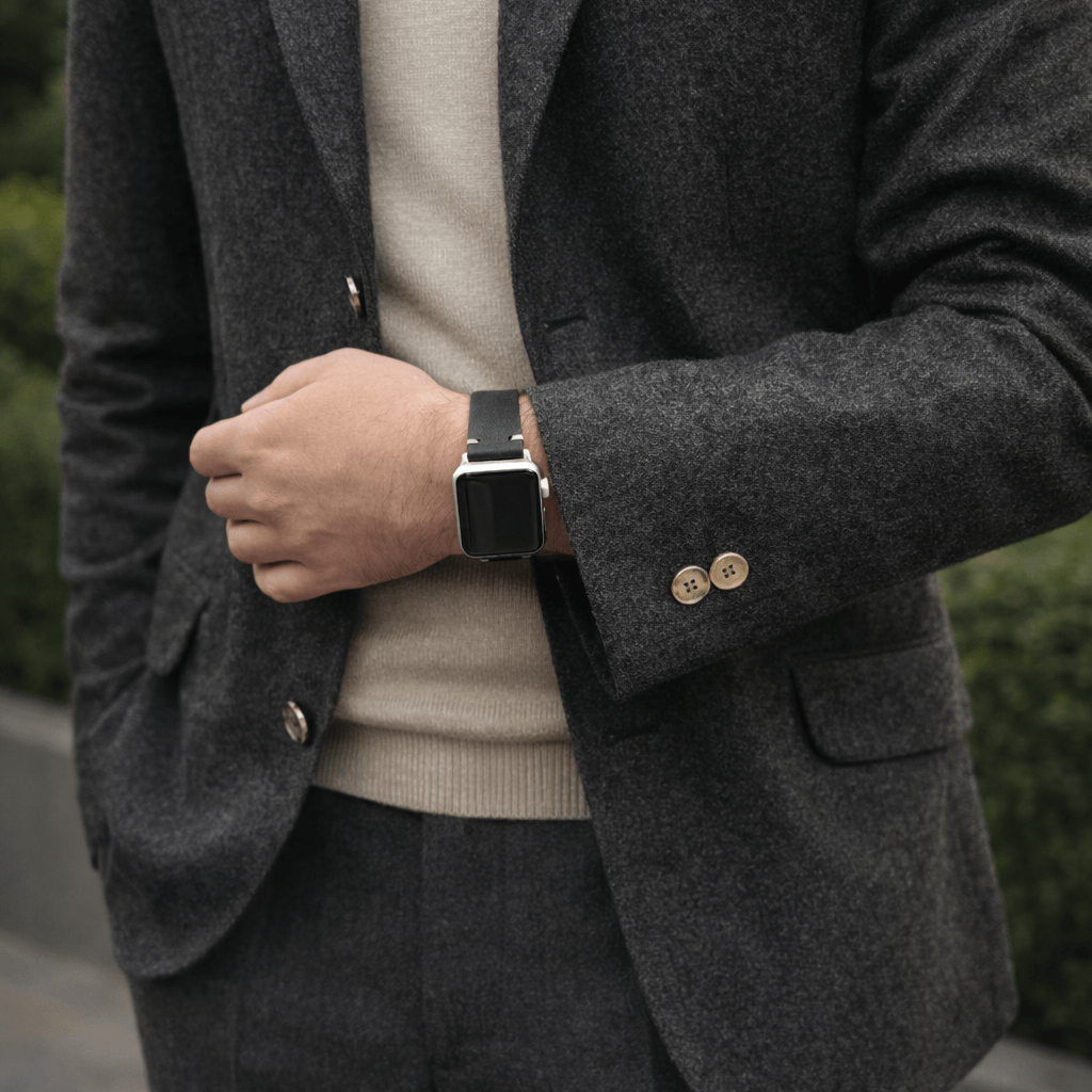 Eleganter Träger des Hunter Apple Watch Armband Leder Schwarz, luxuriöses Accessoire aus toskanischem Rindleder, ideal für Business und Freizeit.