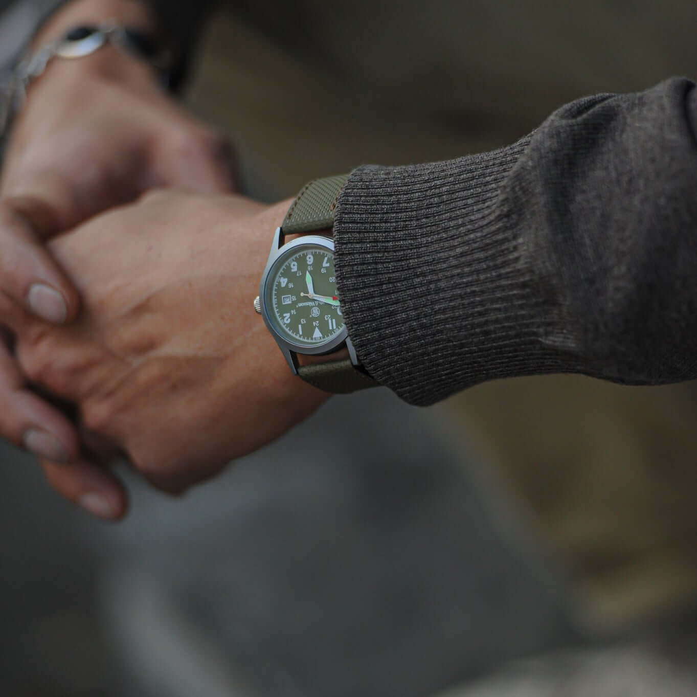 Person trägt wasserfestes Uhrenarmband Nautilus aus Echtleder, passend für extreme Bedingungen und stilvolles Design.