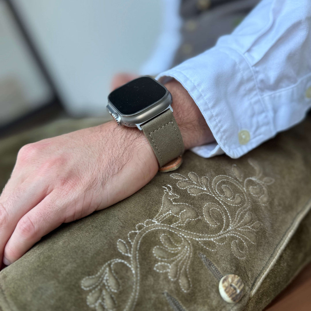 Beiges Apple Watch Ultra Lederhosen Armband – aus altsämisch gegerbtem Hirschleder, perfekt für Oktoberfest-Look.