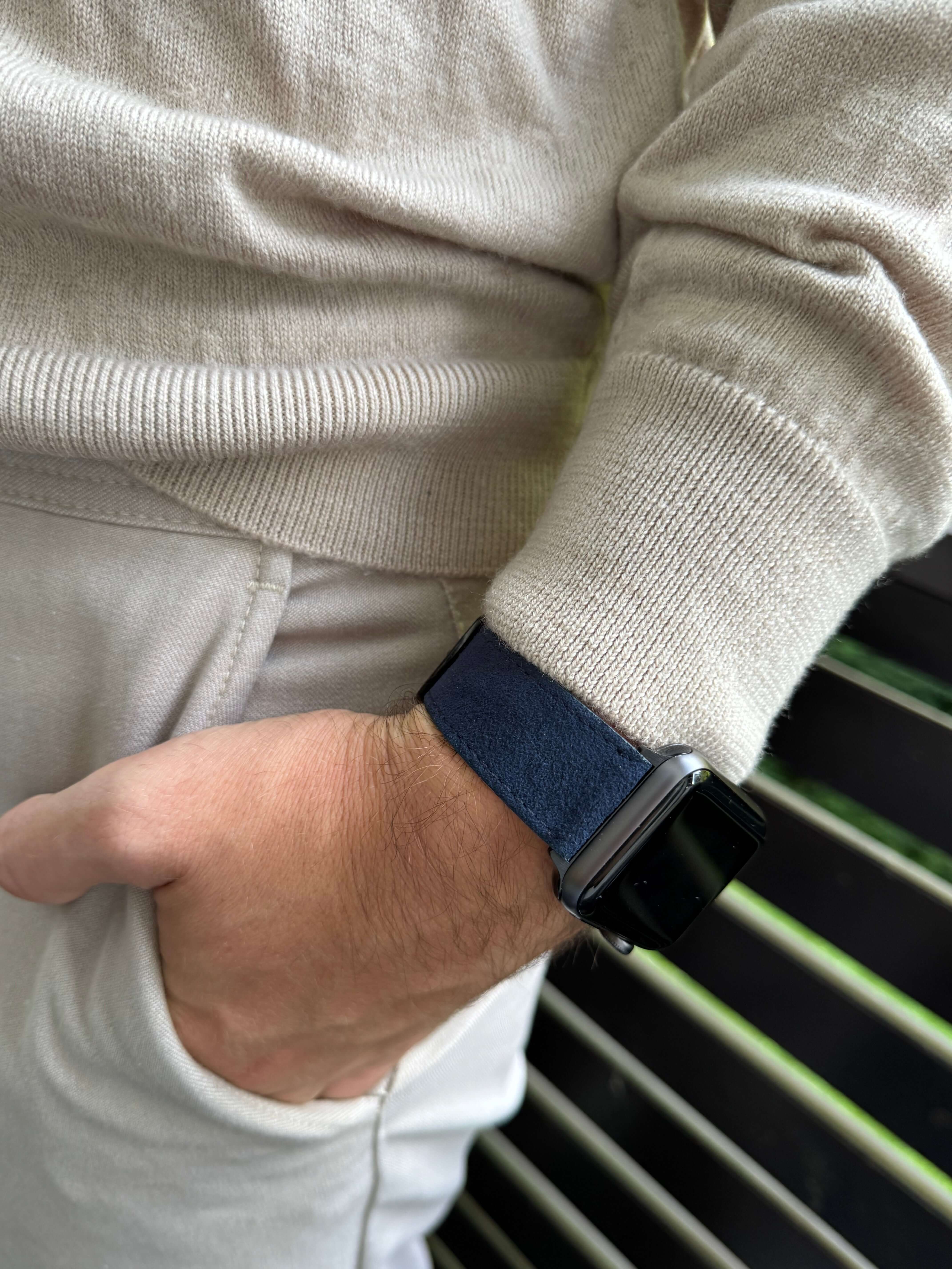 Person trägt Alcantara - Hochwertiges Apple Watch Armband Stoff, edles blaues Design kombiniert Stil und Komfort.