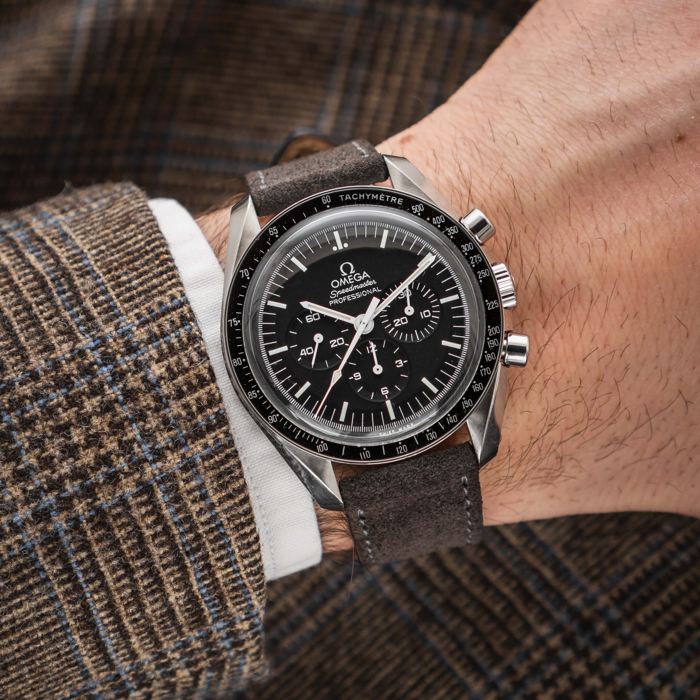 Omega Speedmaster mit Nizza – Uhrenarmband aus feinem Wildleder in Braun für eleganten und robusten Look