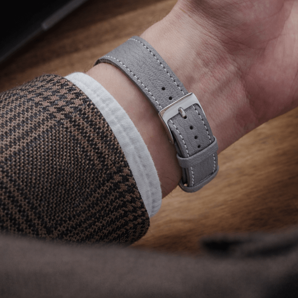 Elegantes Biarritz – Uhrenarmband aus französischem Ziegenleder am Handgelenk, gefertigt aus Alran-Ziegenleder, Frankreich.