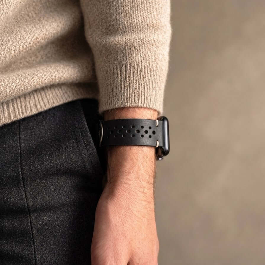 Rallye Lederband für Apple Watch - Schwarz an einem Handgelenk, stilvoll und elegant liegend.